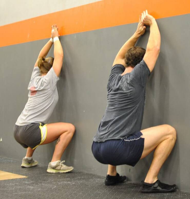 Упражнение стульчик - как правильно делать и какие мышцы работают при приседаниях у стены
