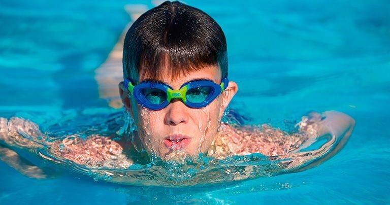 Как правильно надевать очки для плавания