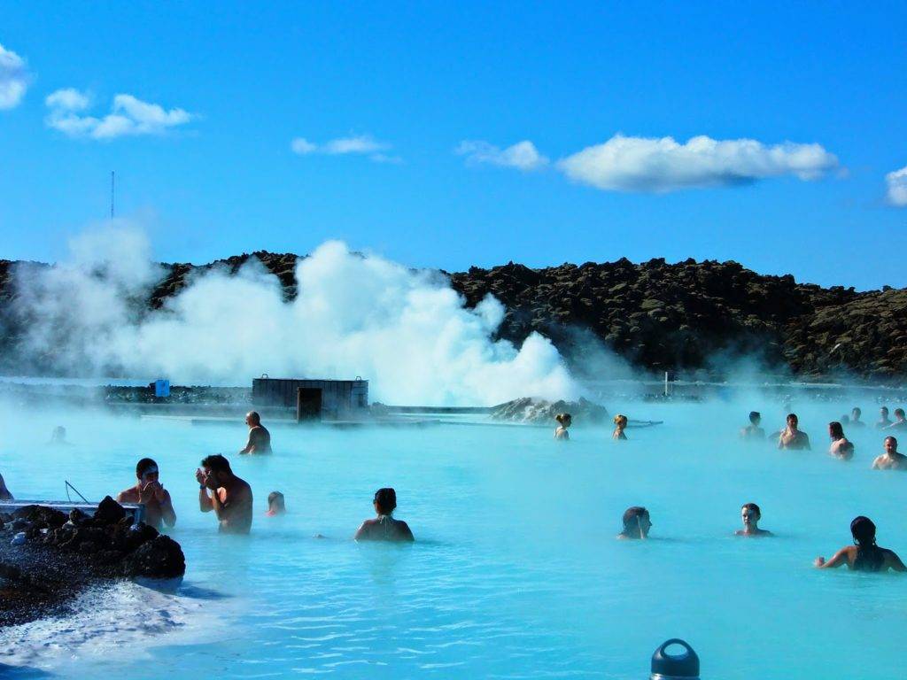 Горячие родники. Чешме термальные источники. Исландия термальные источники голубая Лагуна. Голубая Лагуна Исландия Гейзер. Термальные источники Минеральные воды.