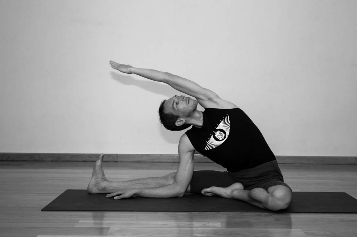 Интенсивное боковое вытяжение: практика паршвоттанасаны в йоге