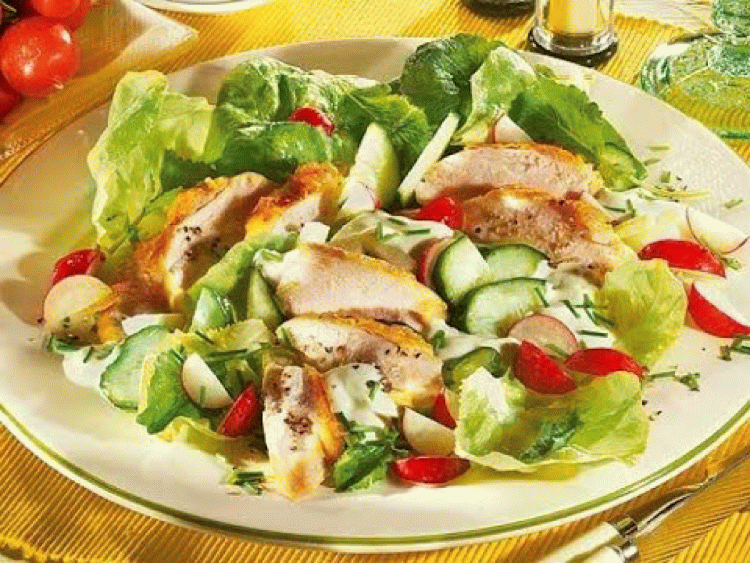 Салат с грудкой и овощами. Грудка и овощной салат. Салат куриная грудка. Куриная грудка с овощным салатом. Летний салат с куриной грудкой.