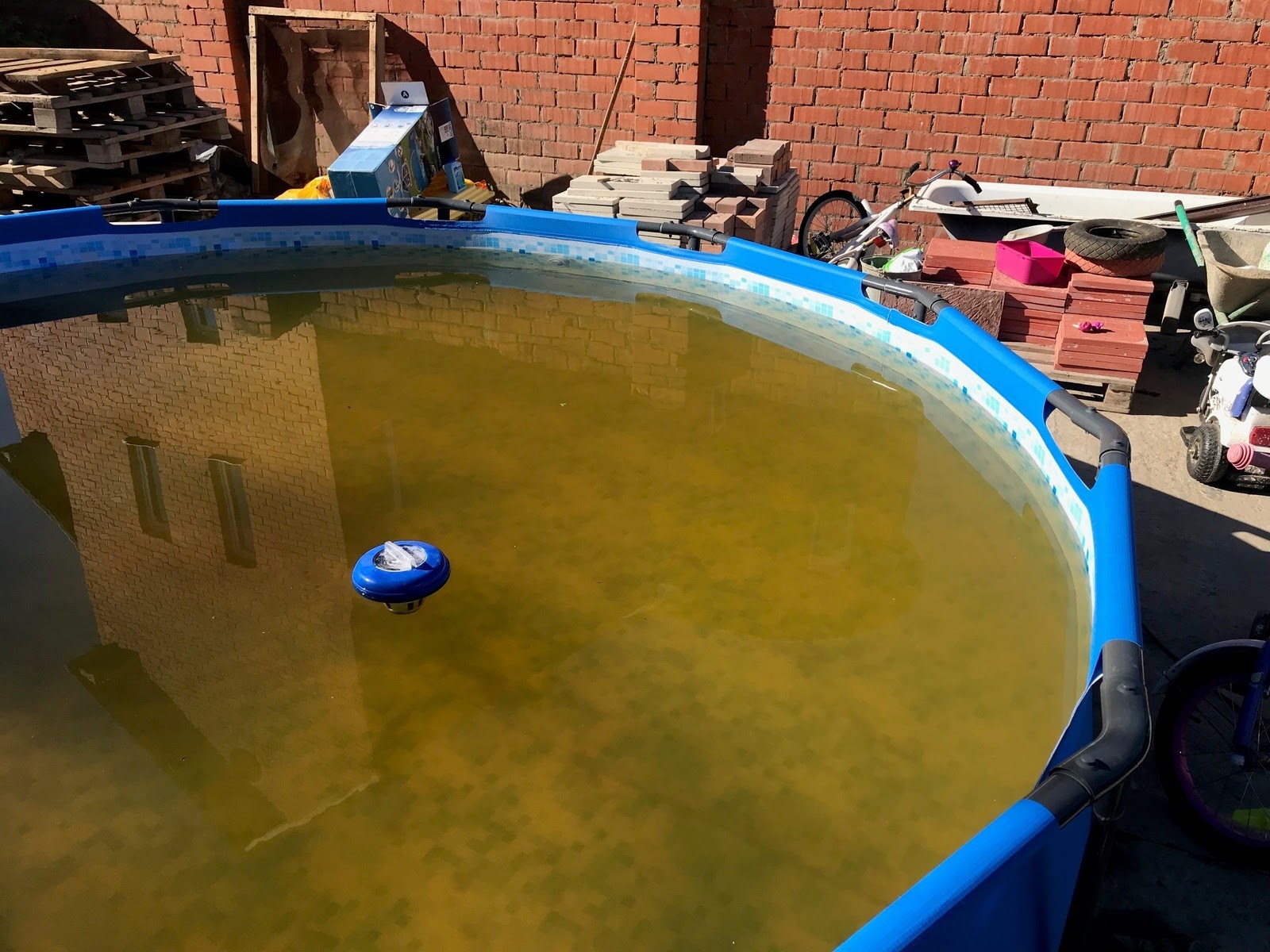 Как очистить воду в бассейне народными средствами дешево
