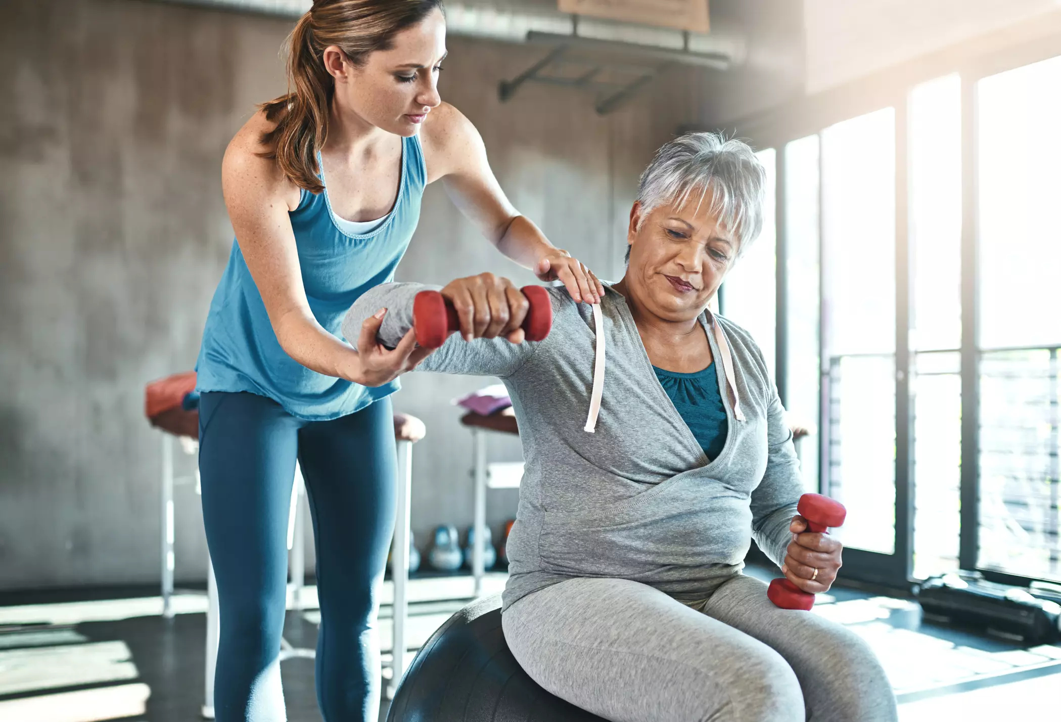 Упражнения в пожилом возрасте. Спортивные люди. Занятия спортом пожилых людей. Физкультура для женщин. Фитнес для пожилых.