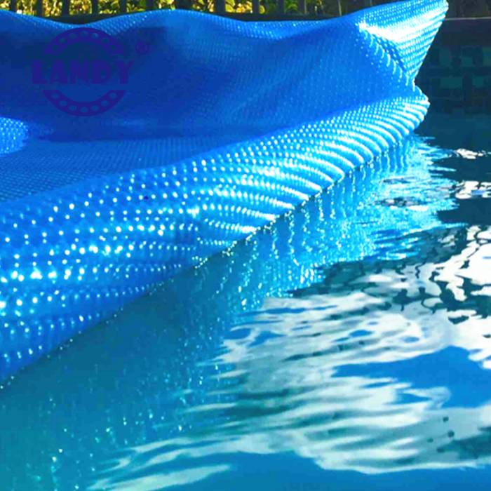 Плавающее покрывало для бассейна: как склеить пузырьковую пленку своими руками