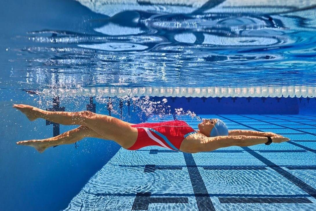 Похудение с помощью плавания в бассейне для женщин и мужчин - программа тренировок с пояснениями