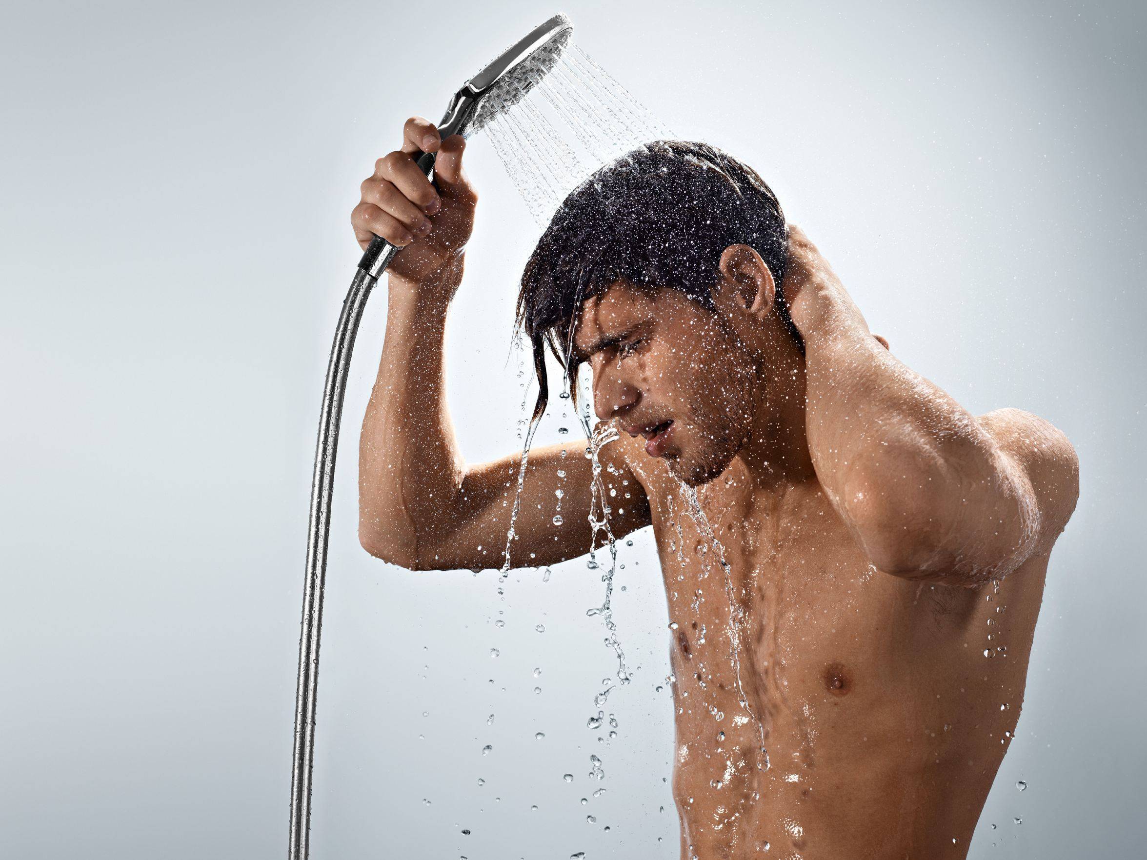 Контрастный душ: чем полезен и как правильно его принимать?