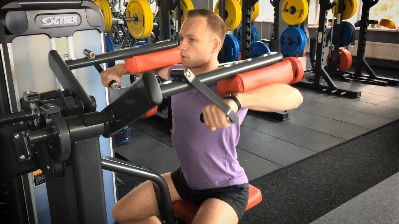 Разведение на заднюю дельту в тренажере