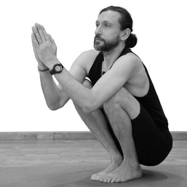 Поза ворона в йоге польза: противопоказания и техника выполнения