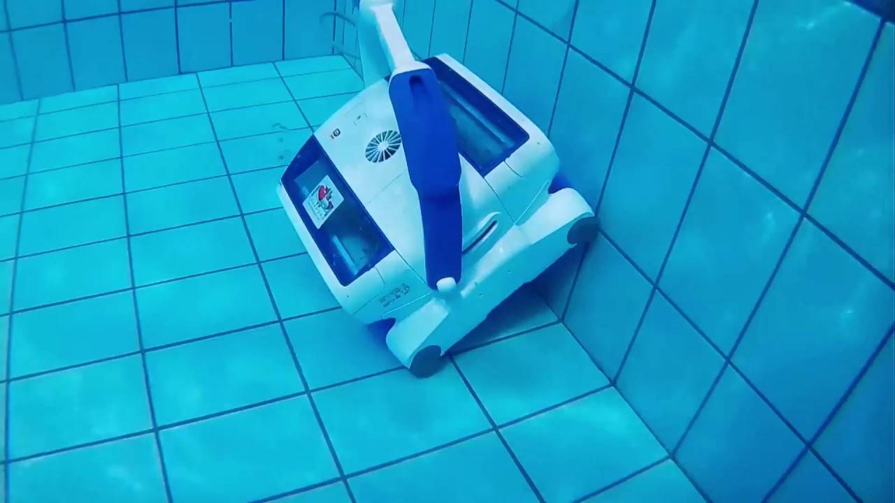 Пылесос для бассейна: как работает, как почистить дно, чистка ручным, роботом, видео уборки