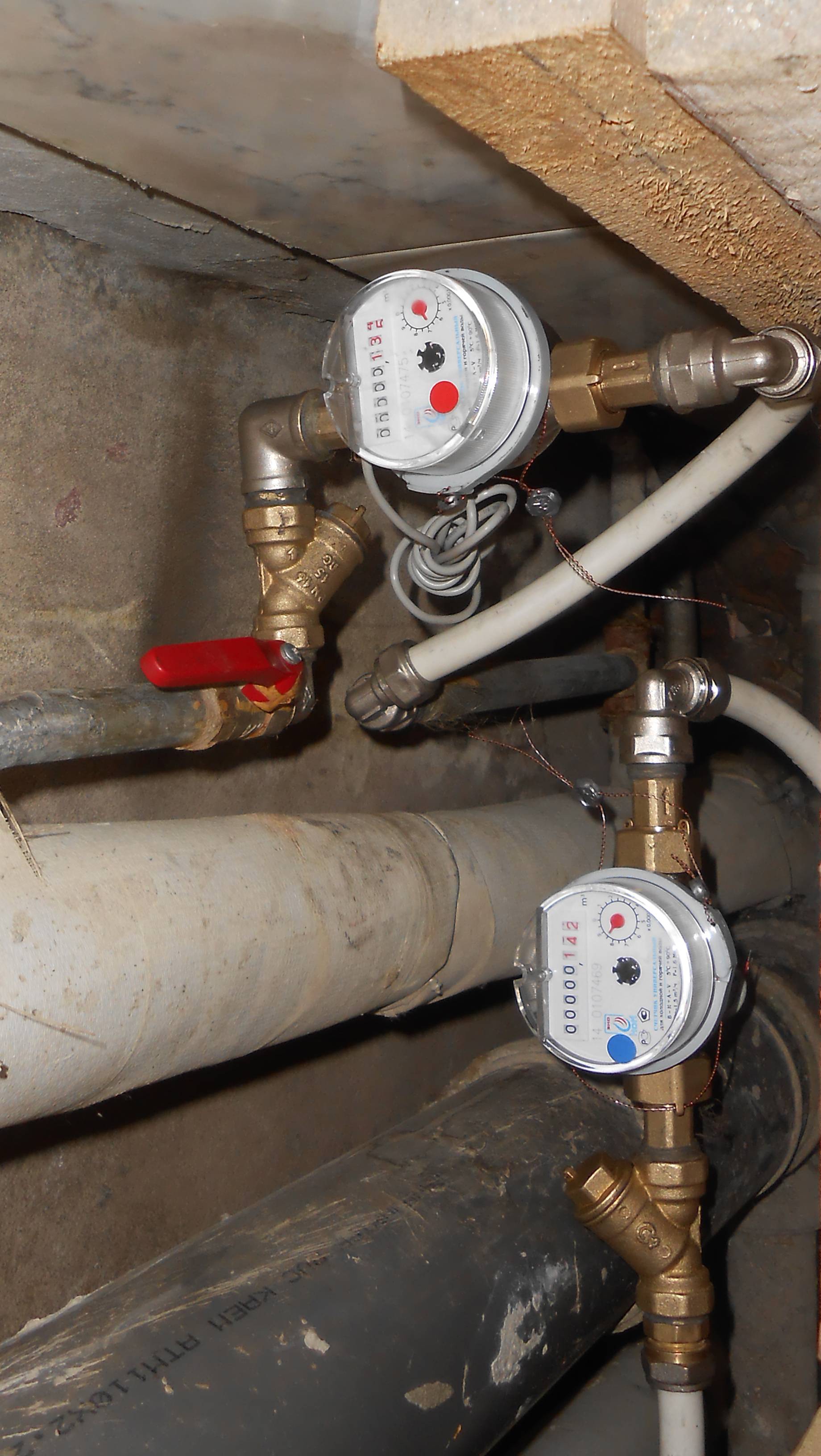 Правила замены водяного счетчика горячей и холодной воды в квартире: как правильно поменять водосчетчик самостоятельно, какие ключи нужны, чтобы заменить