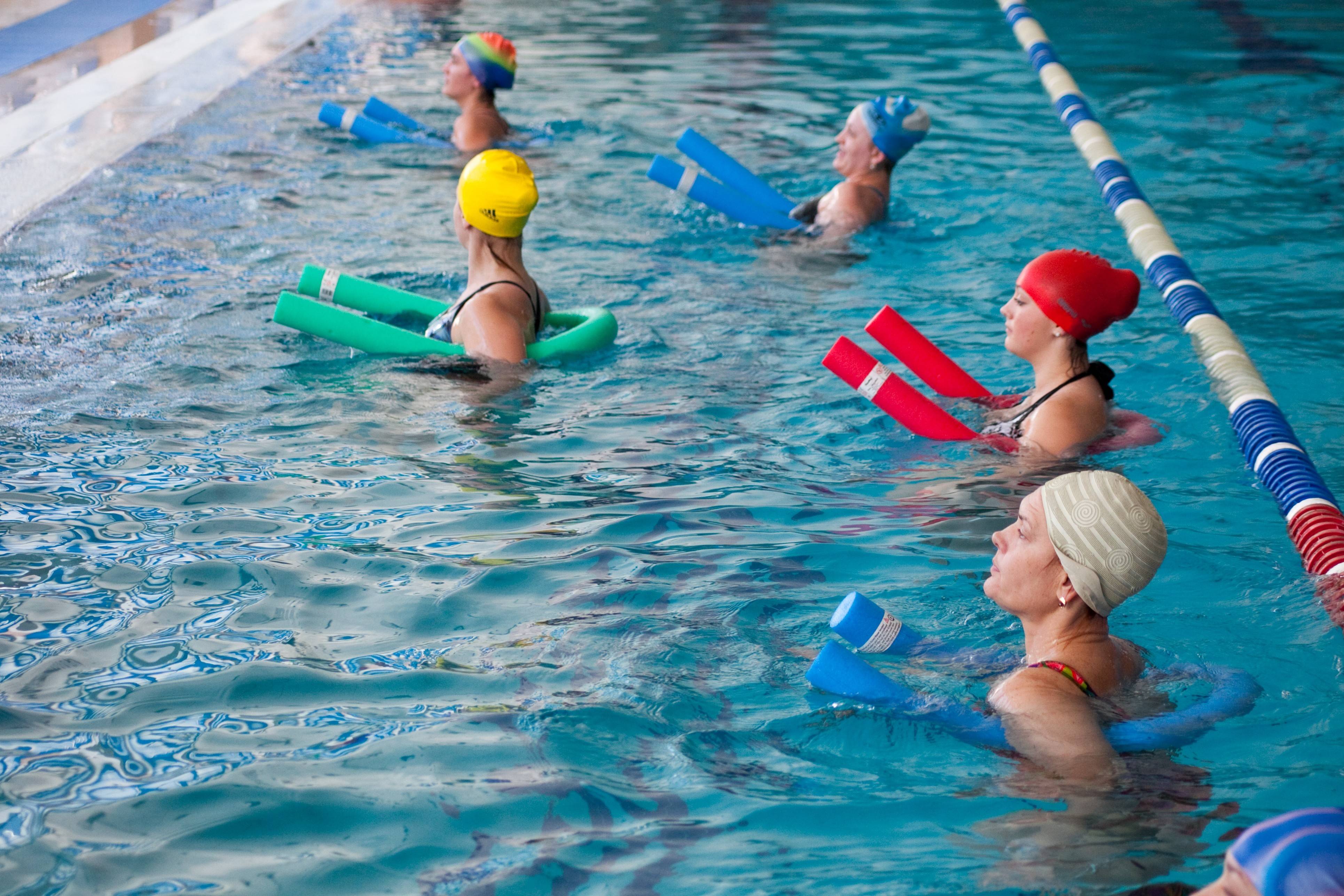 Занятия аквааэробикой в бассейне: упражнения на разные группы мышц для начинающих, советы и противопоказания