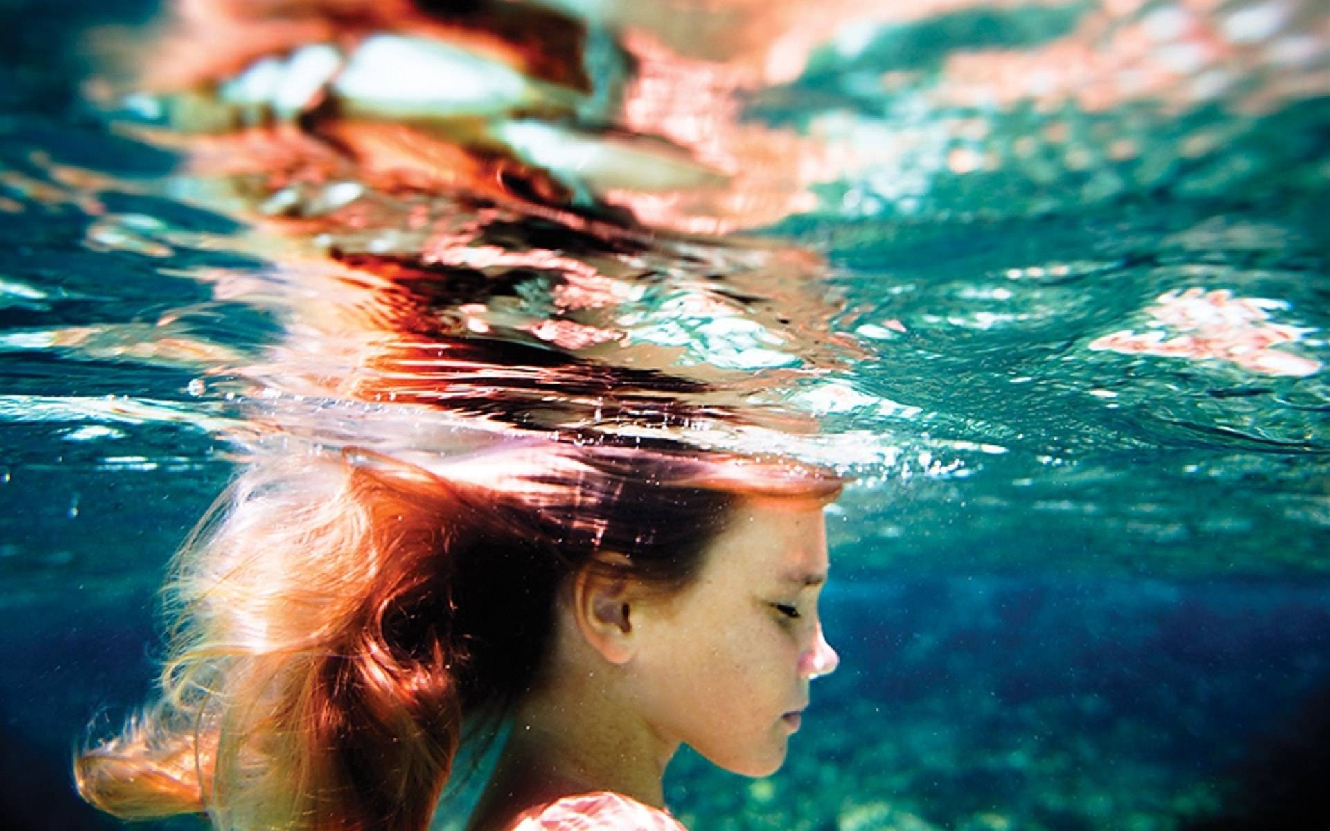 Девочка под водой