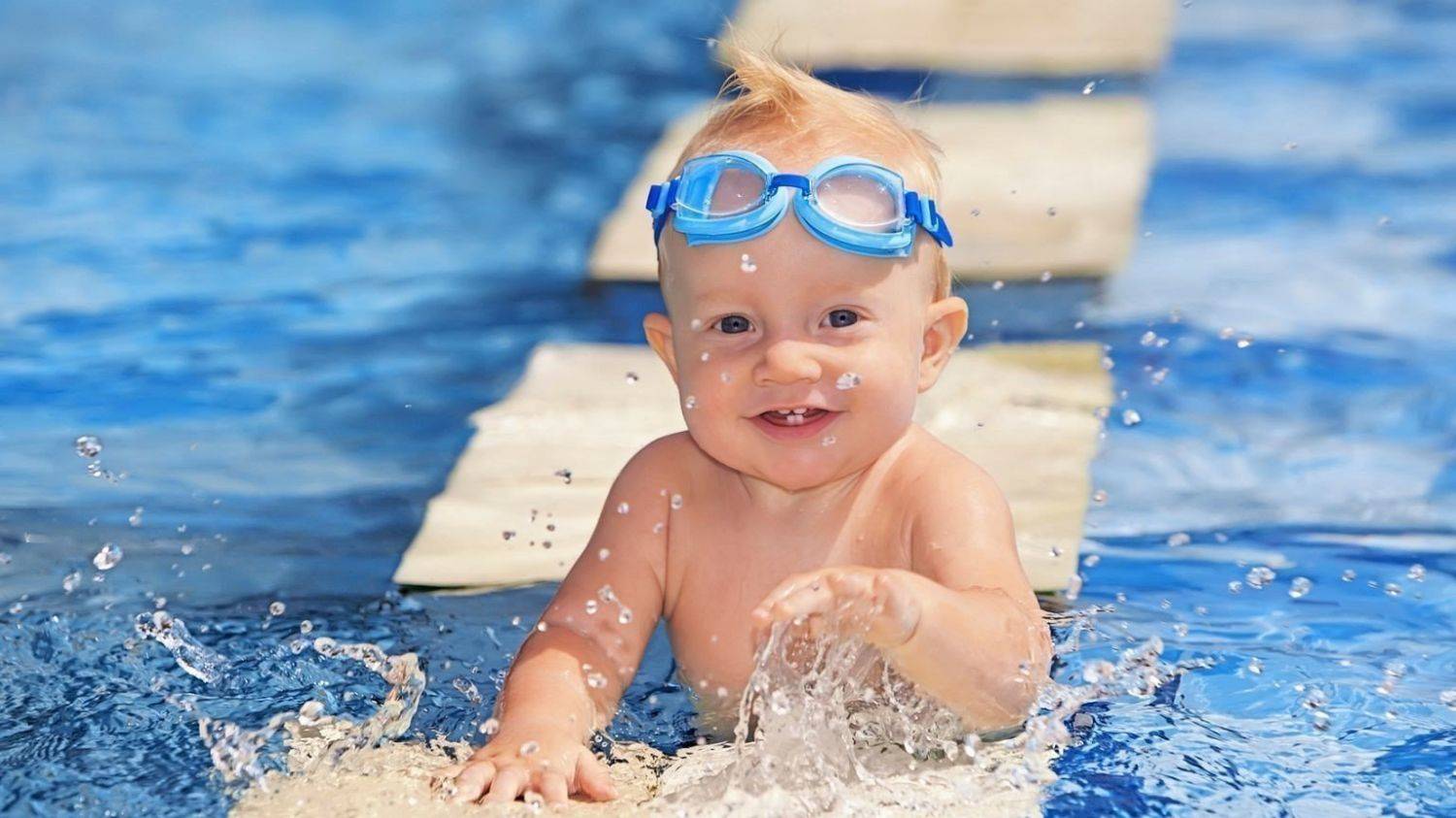 Плавание для детей в бассейне / детские занятия плаванием с тренером, видео-инструкция
