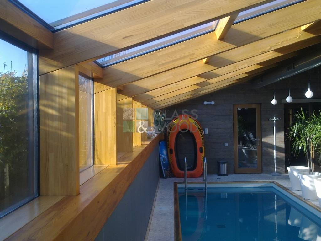 Дом с бассейном или сауной: внутри помещения на первом этаже или на улице, планировка жилья из дерева, кирпича