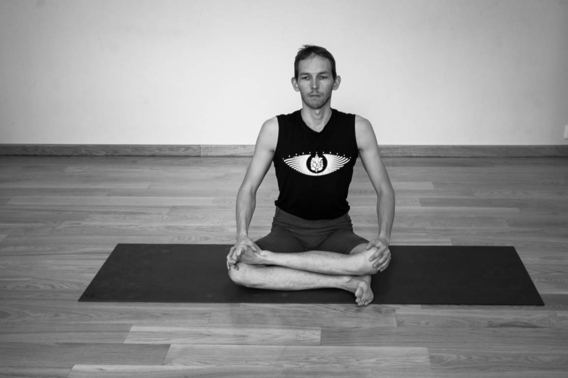 Шалабхасана: полная техника выполнения позы саранчи в йоге с фото и видео