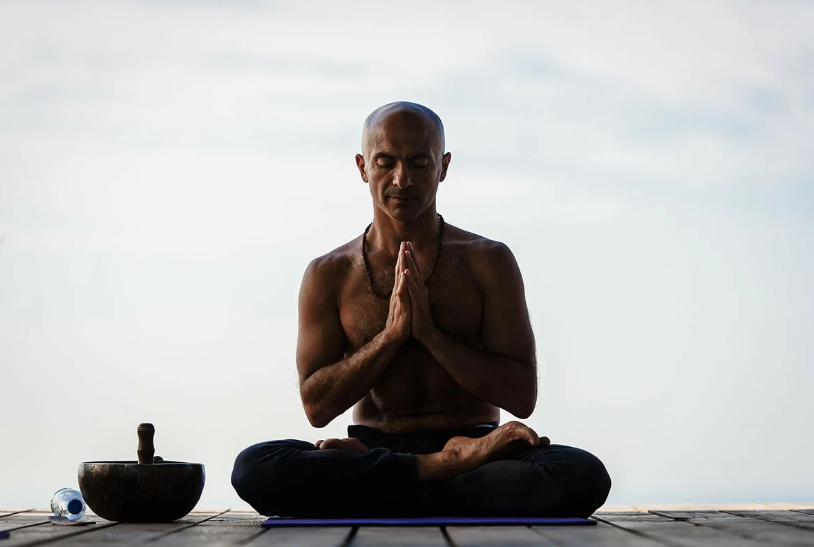 Медитация от атак. Медитация праноедение. Йога медитация. Человек в медитации.