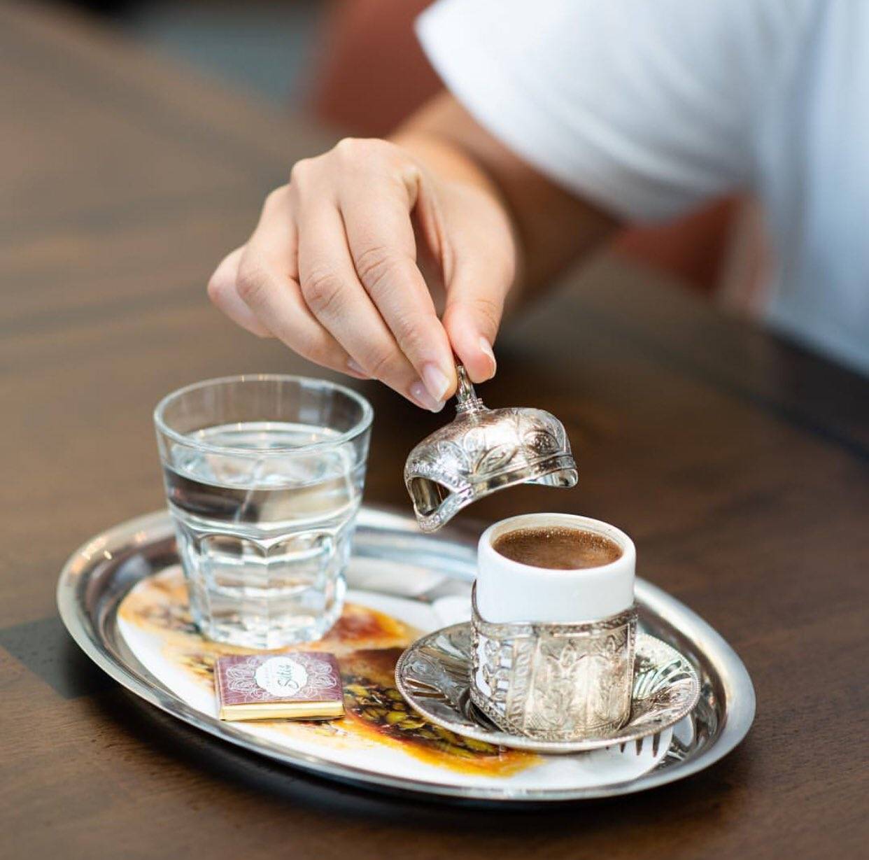 Эспрессо с водой: как пить правильно в кафе, почему подают со стаканом воды