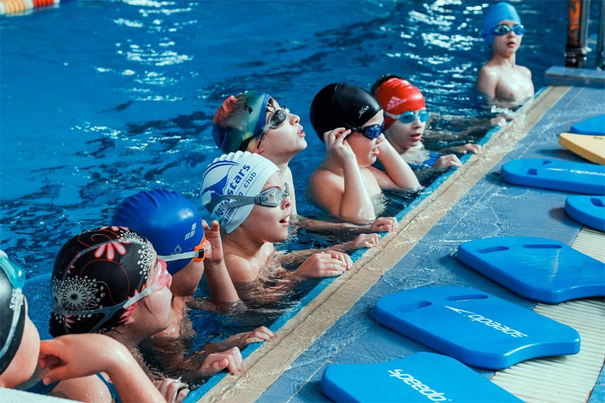 Обучение детей плаванию в бассейне