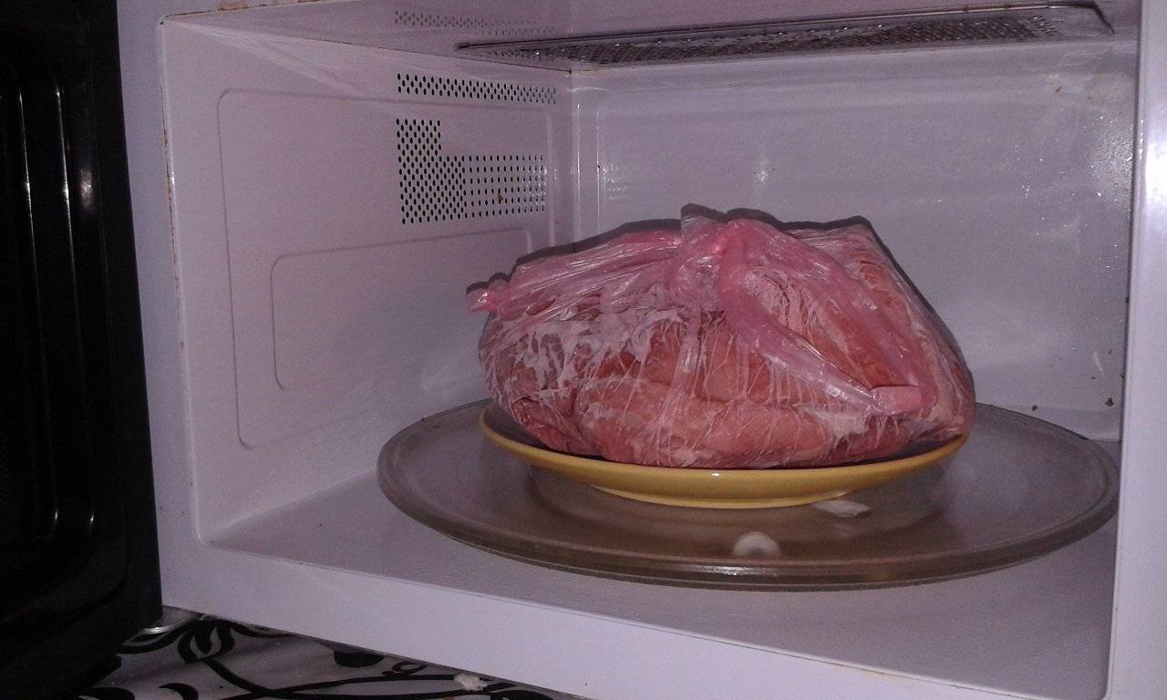 Как быстро и правильно разморозить мясо из морозилки в домашних условиях? в микроволновке, воде, холодильнике, духовке