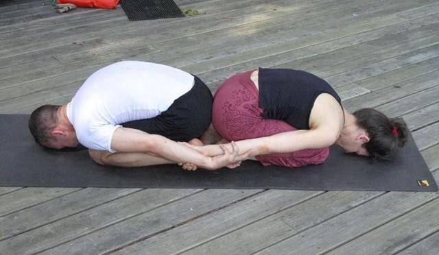 Лучшие позы йоги для двоих: гид от сертифицированных тренеров по йоге - асаны для пар позируют вызовы