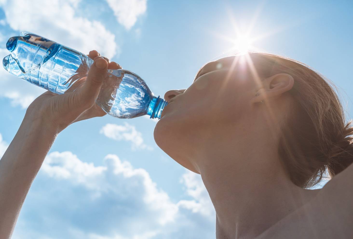 Сколько воды нужно пить в сутки: нормы, признаки недостатка воды
