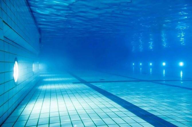 Освещение бассейна — выбрать освещение для бассейнов в помещениях и на улице, подводное освещение