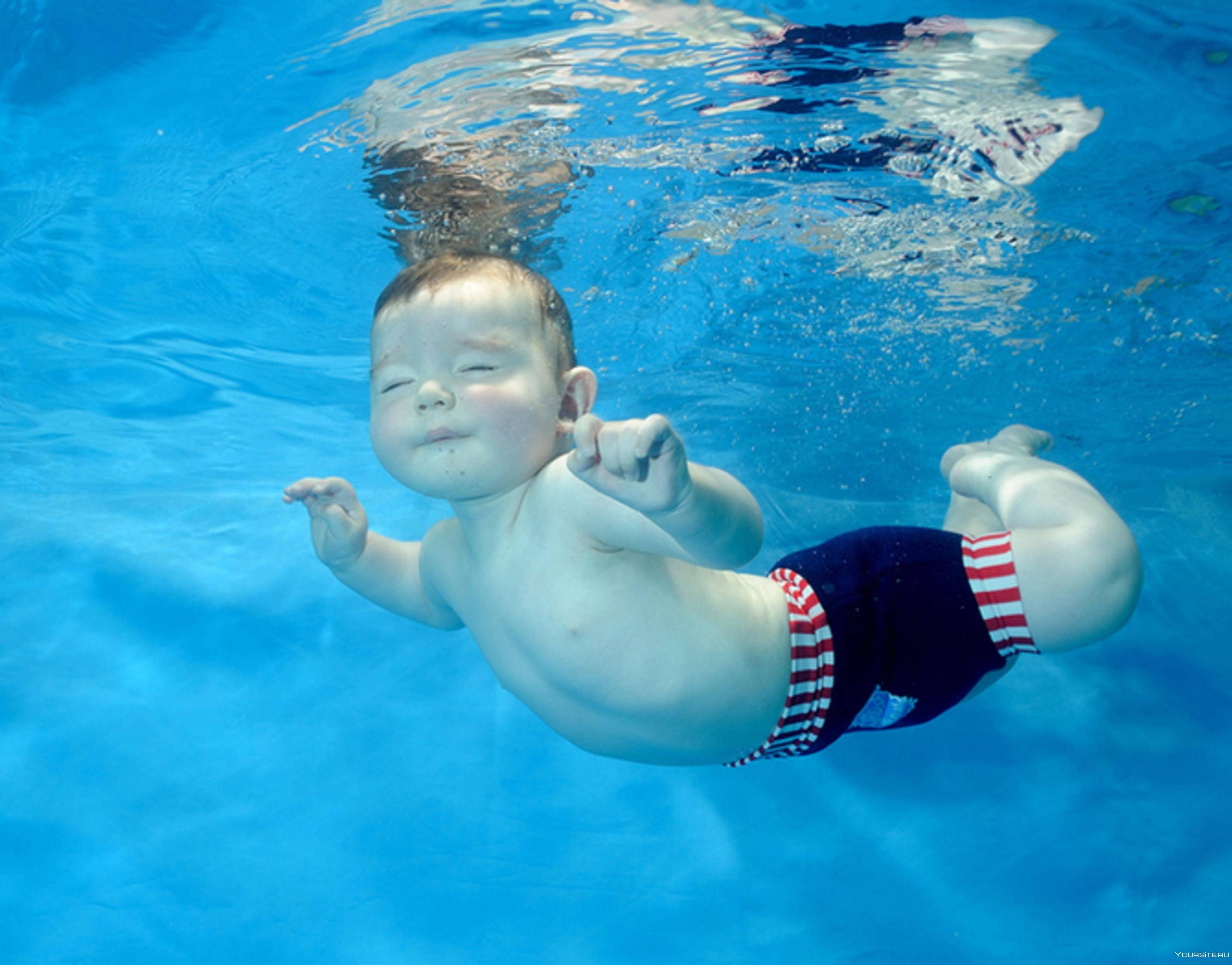 С какого возраста позволительно отдать ребёнка на спортивное плавание