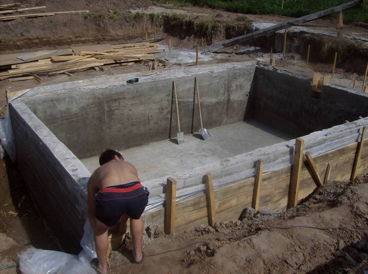 Бассейн в частном доме своими руками на участке — поэтапное строительство