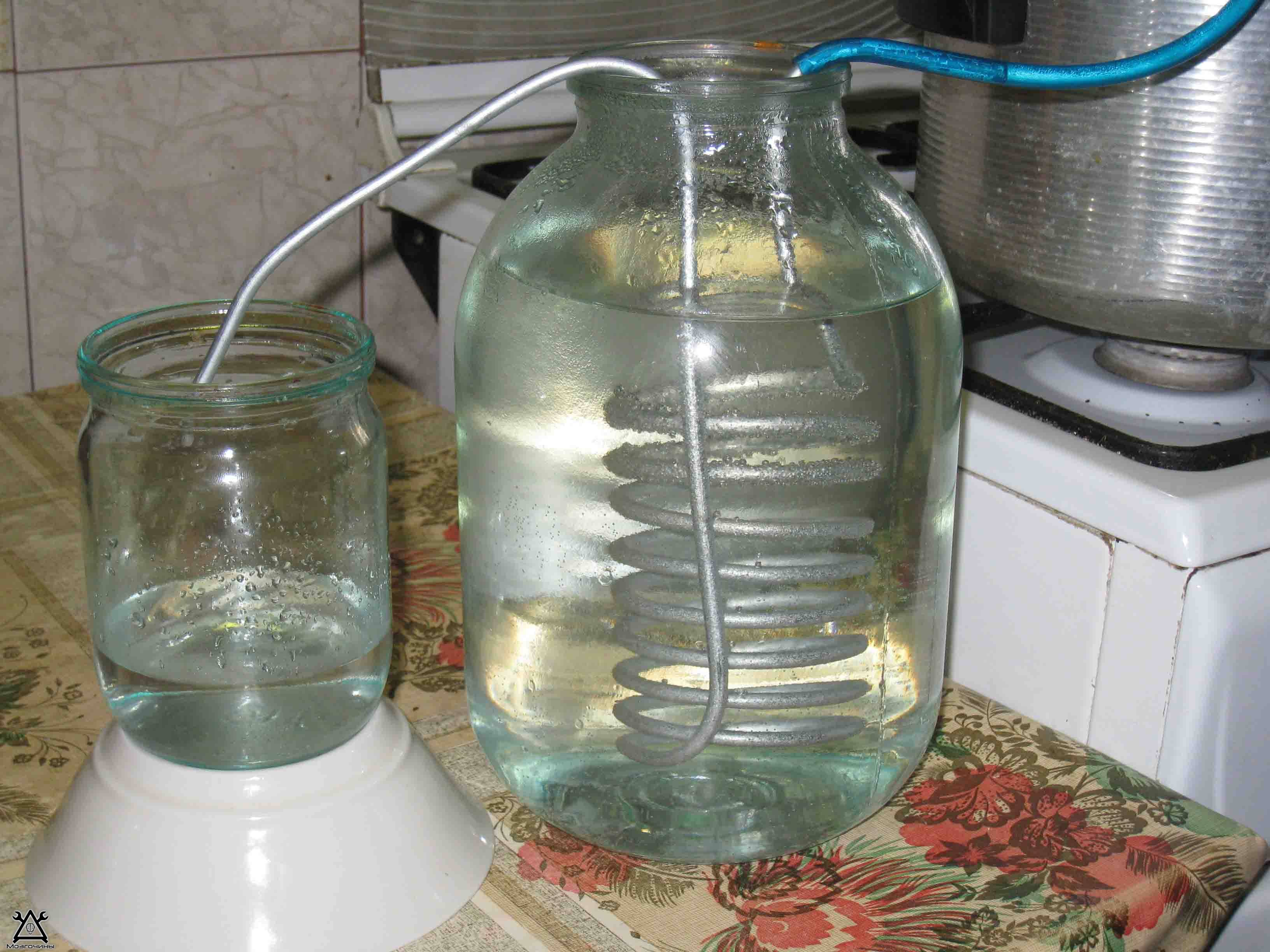 Сколько доливать дистиллированной воды в аккумулятор