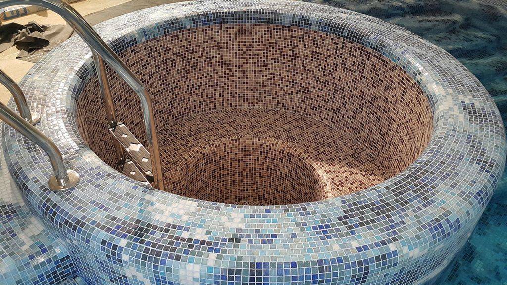 Плитка и мозаика для бассейна: подводные камни облицовки