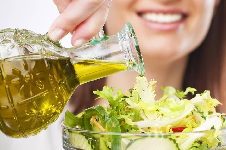 Почему салат полезнее заправить майонезом, а не маслом?