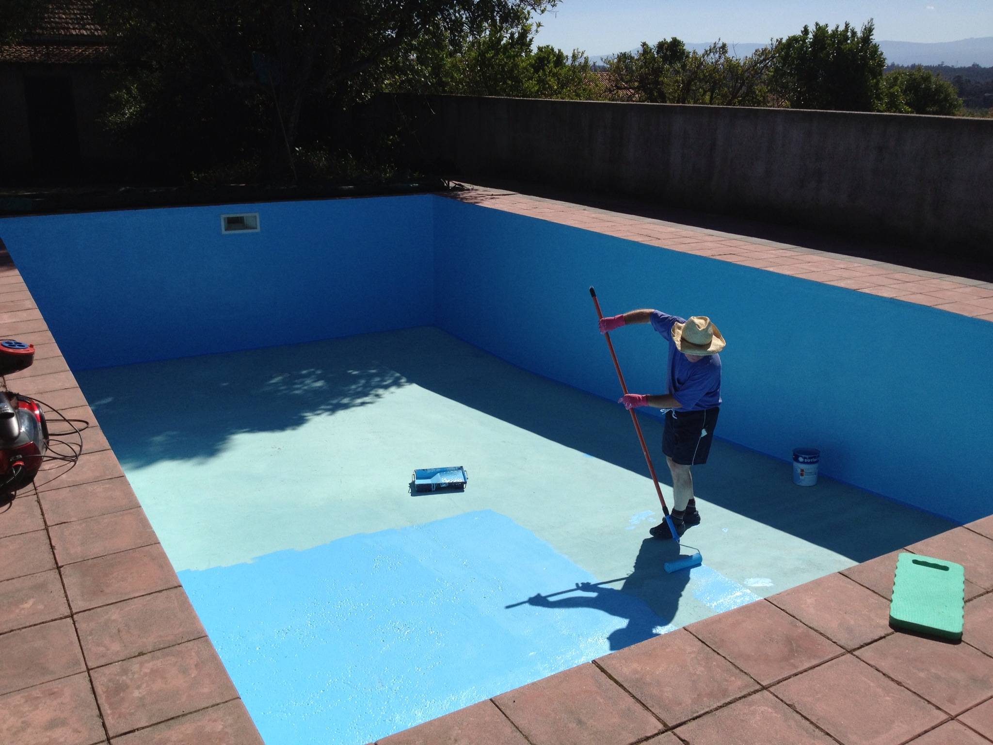 Покрасить бассейн из бетона: чем хороша вд-ак-103 для покрытия изнутри, обзор грунтовок и красок для прудов и бассейнов - morevdome.com