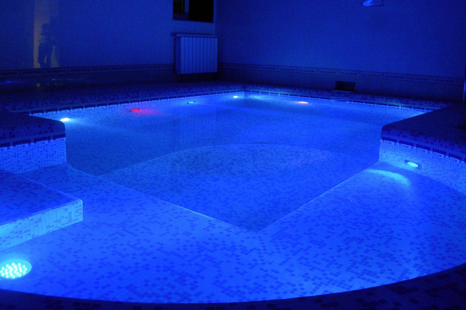 Какой должна быть подсветка бассейна — 15 фото идей