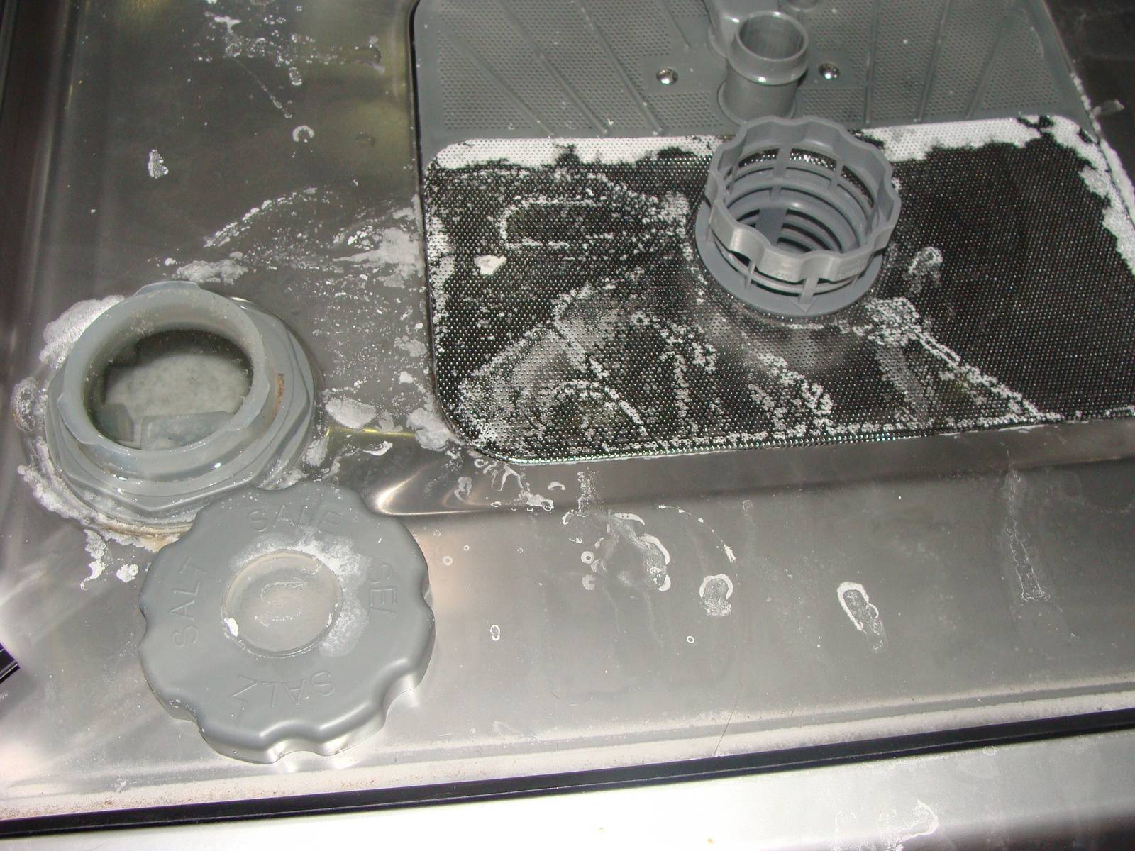 Посудомойка не сливает воду что делать. Неисправность сливного насоса посудомоечной машины. Засорилась посудомойка.