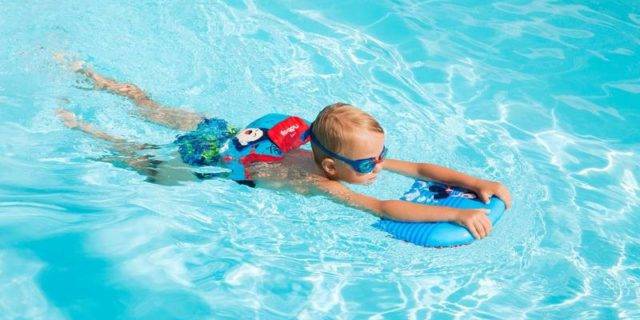 Польза плавания в бассейне для детей: все плюсы и минусы
