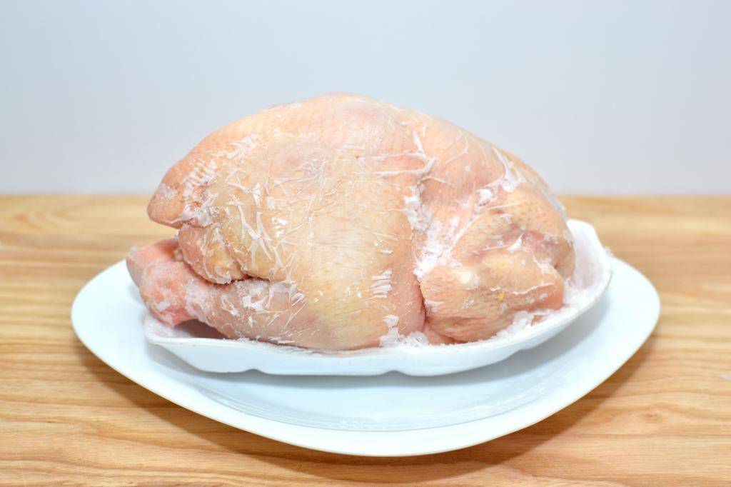 Как быстро разморозить курицу в домашних условиях: способы и праивла