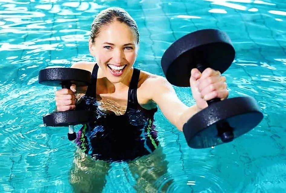 Тренировки в бассейне. программы для женщин и мужчин