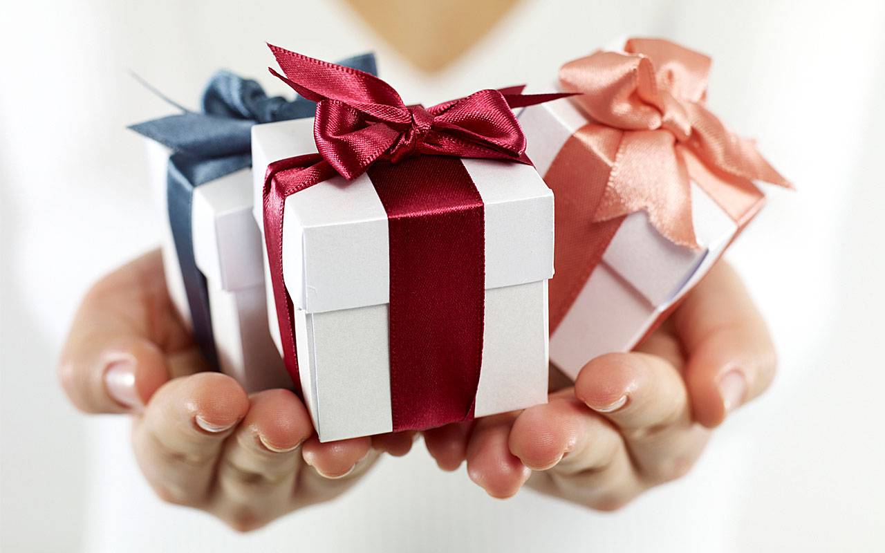 Какой подарок подарить девушке: 8 отличных и 8 провальных идей