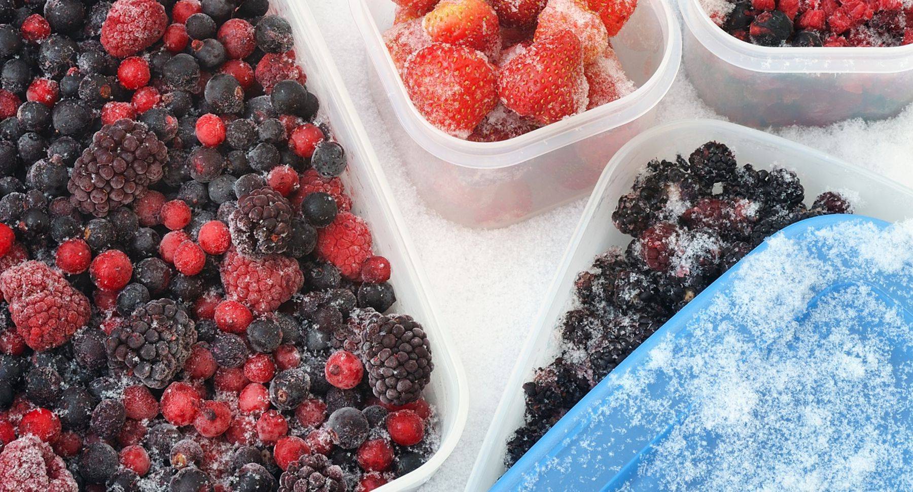 Замороженные фрукты какие. Замороженные ягоды. Ягоды в морозилке. Заморозка ягод на зиму. Замороженные овощи и фрукты.