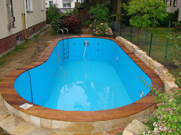 Небольшой бассейн во дворе
