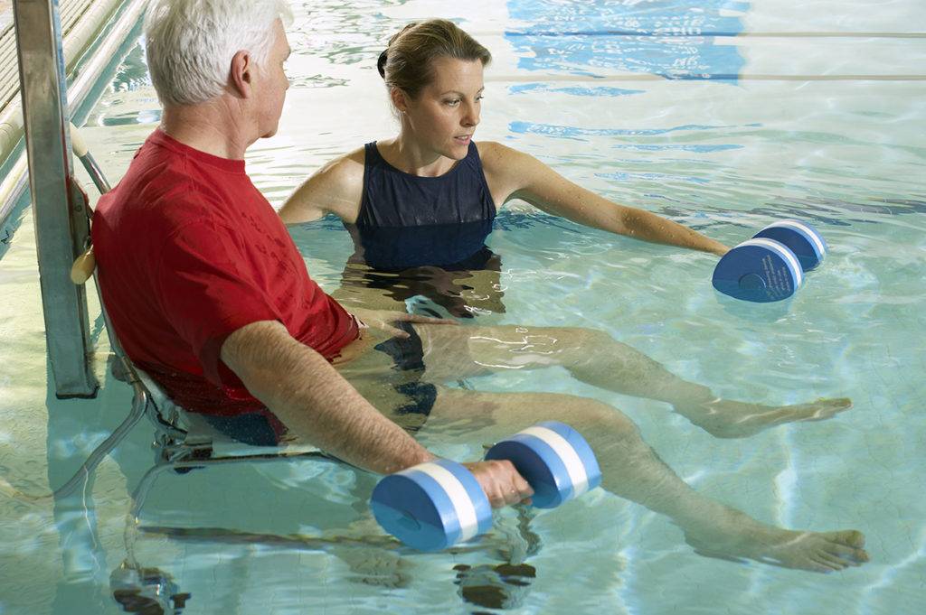 Почему ортопеды и ревматологи рекомендуют при артрозе плавать