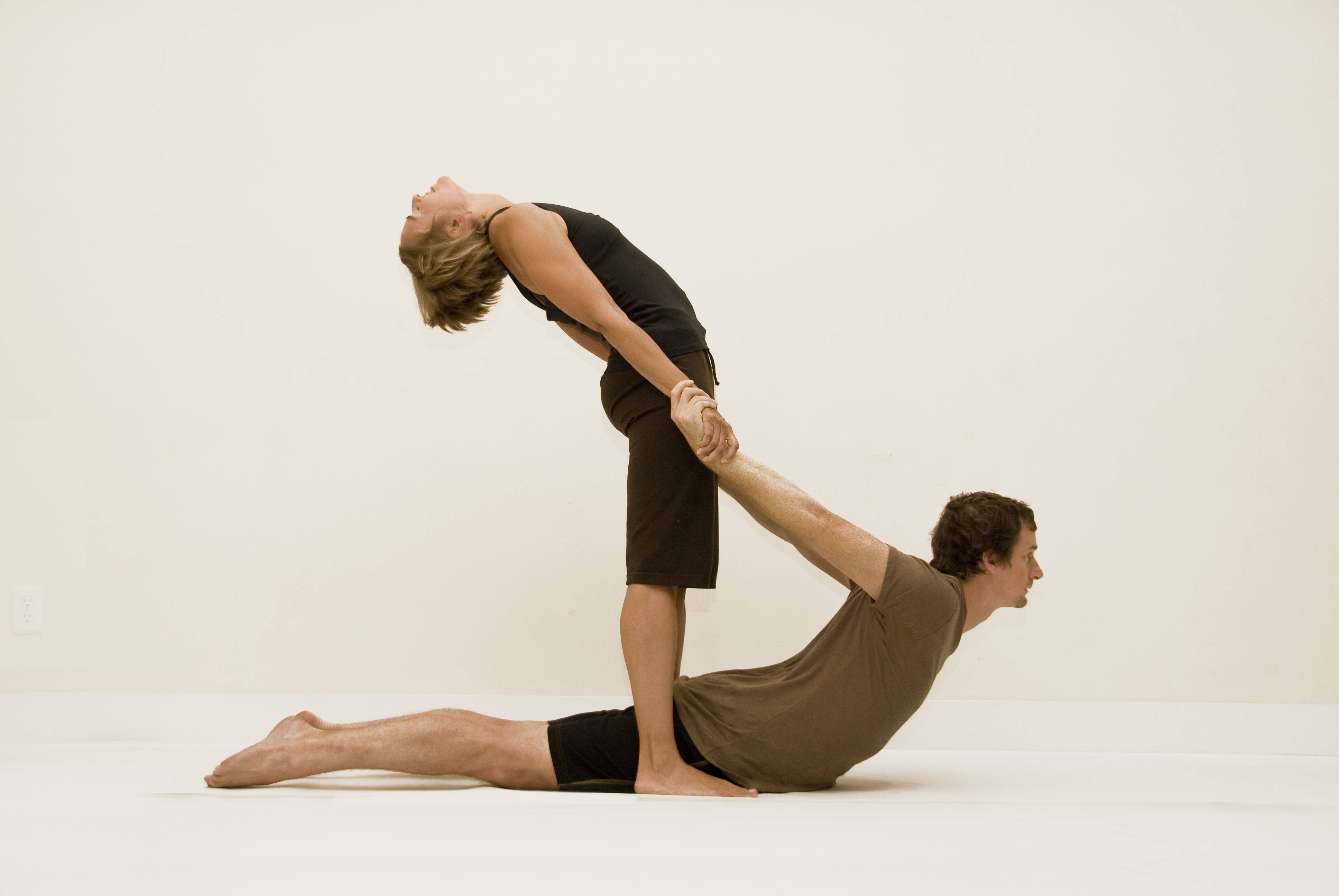Что такое йога для двоих или парная йога (видео урок для начинающих)?