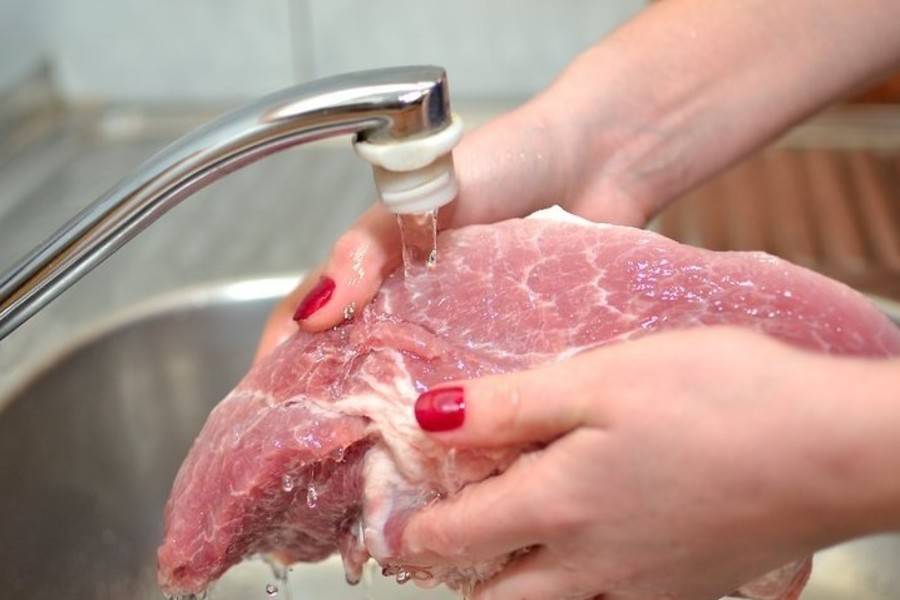 Как правильно нужно оттаивать замороженое мясо в домашних условиях?