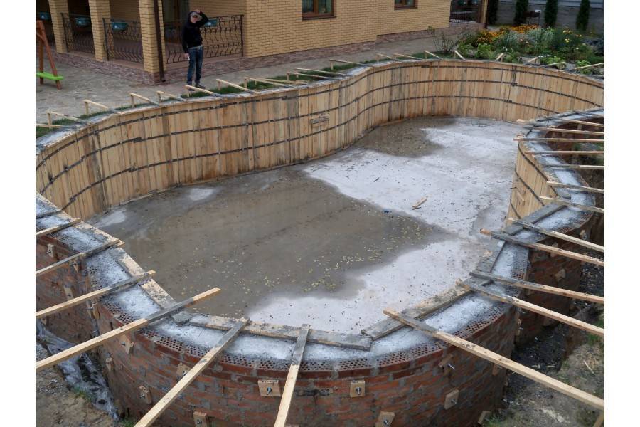 Как правильно залить бассейн бетоном