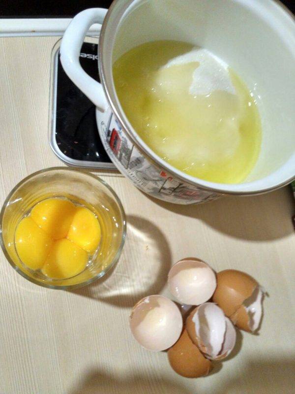 Как отделить белки от желтков легко, быстро, правильно в сыром яйце, перепелиных яйцах с помощью пластиковой бутылки. все способы и средства в домашних условиях