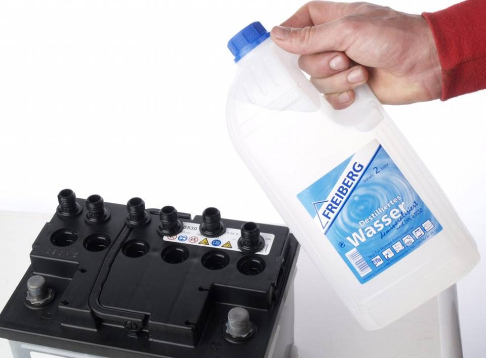 Как долить дистиллированную воду в аккумулятор: какую воду использовать, сколько доливать и как заряжать акб