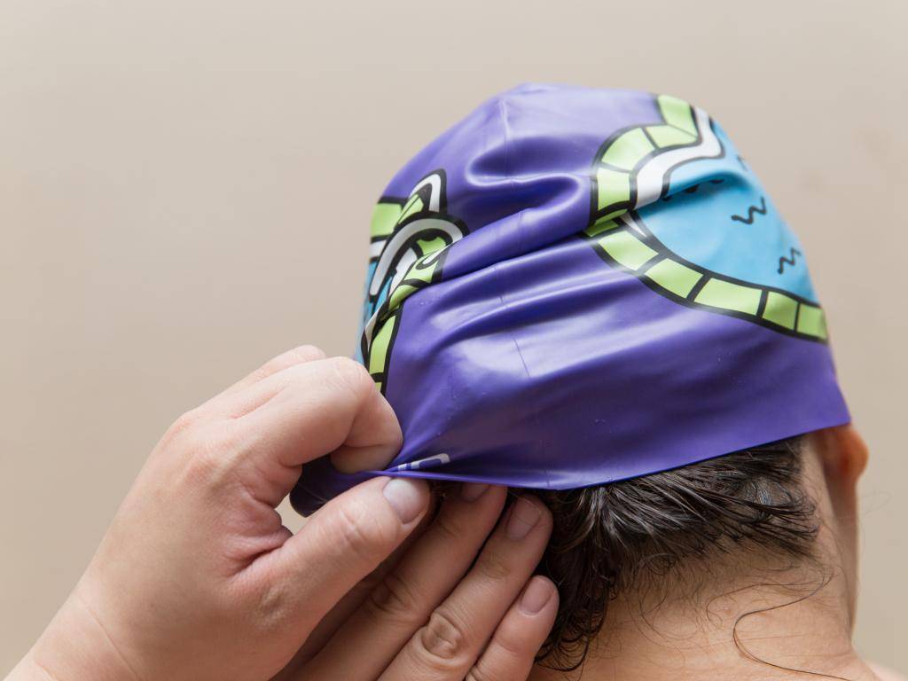 Как правильно одевать силиконовую шапочку для плавания. шапочка - защита оборудования бассейна
