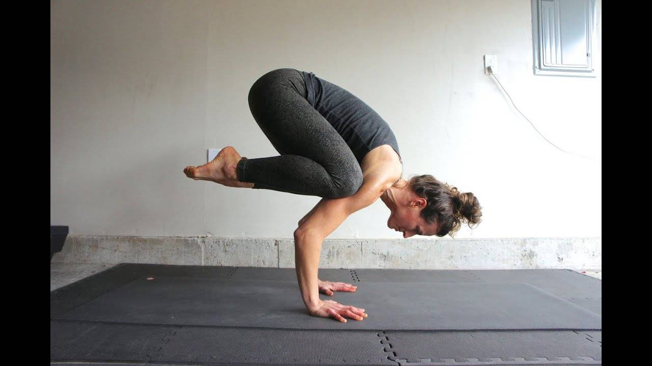 Правильная техника выполнения позы ворона в йоге (Какасана) для раскрытия тазобедренных суставов