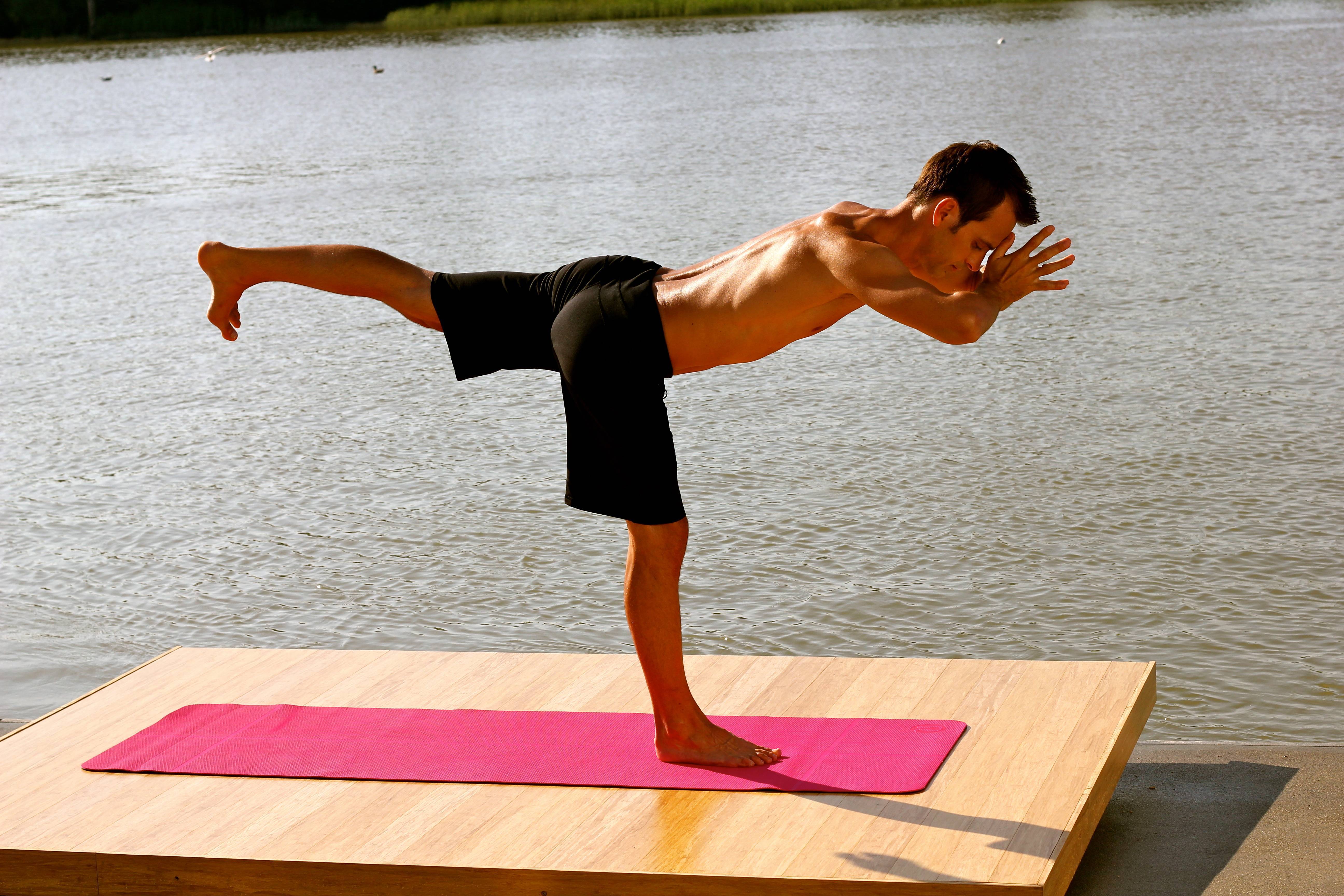 Упражнения йоги для похудения и комплексы: скручивания и наклоны, а также позы стоя и другие варианты
