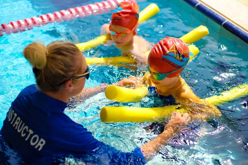 Как научить ребенка плавать: полезные советы родителям - статьи